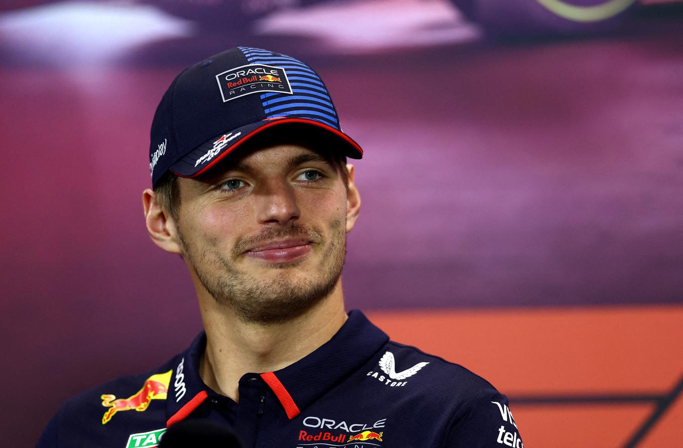 Max Verstappen costuma xingar durante as corridas e agora está em uma coletiva de imprensa. | Foto: Reuters