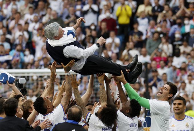 Trenerja Carla Ancelottija so nogometaši Reala metali visoko v zrak. | Foto: Reuters