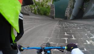 Kako se je pogumni Slovenec s kolesom spustil po jezu in navdušil GoPro