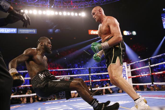 Deontay Wilder | Tyson Fury se je v povratnem dvoboju poigral z neporaženim Deontayjem Wilderjem, ki meni, da si je jamo skopal s pretežkim kostumom. | Foto Reuters