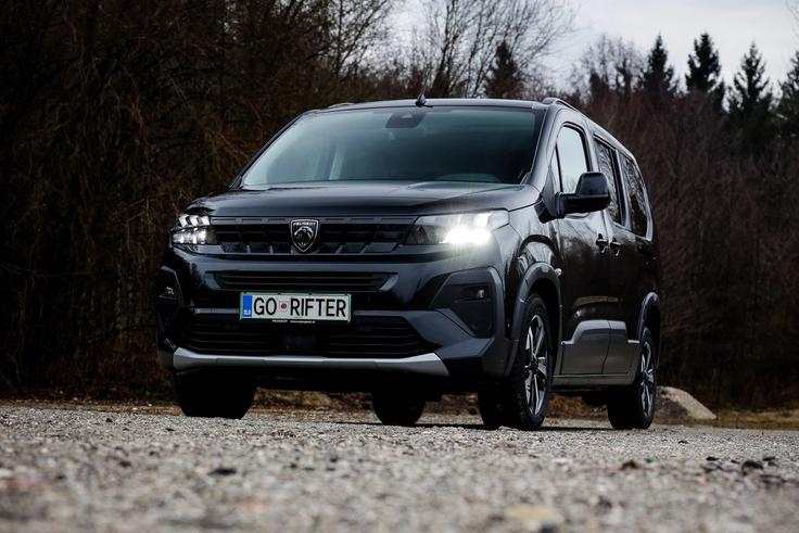 Dizelski motor 1.5 BlueHDi združuje zanesljivost, nizko porabo goriva in dovolj navora. Poskrbi za mirno in varčno vožnjo tudi pri polni obremenitvi vozila. | Foto: P Automobil Import