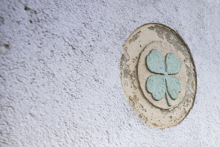 Na fasadi so številni detajli, ki hiši dajejo poseben pečat. | Foto: Ana Kovač