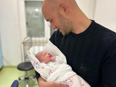 Marko Škugor novo leto začel z najlepšim darilom: ob polnoči se mu je rodila hčerka