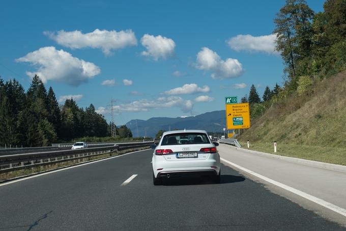 Audijeva vrhunska asistenca za zastoje lahko v gostem prometu pri hitrostih do 65 km/h na dobro utrjenih cestah za kratek čas prevzame tudi obračanje volana.  | Foto: 