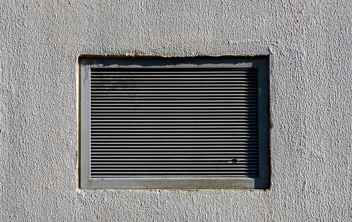 Zid ventilator | Zračnik na zidu ob meji sosednjih parcel lahko pomeni poseg v zasebnost – kdaj gre za kršitev zakona? | Foto Shutterstock