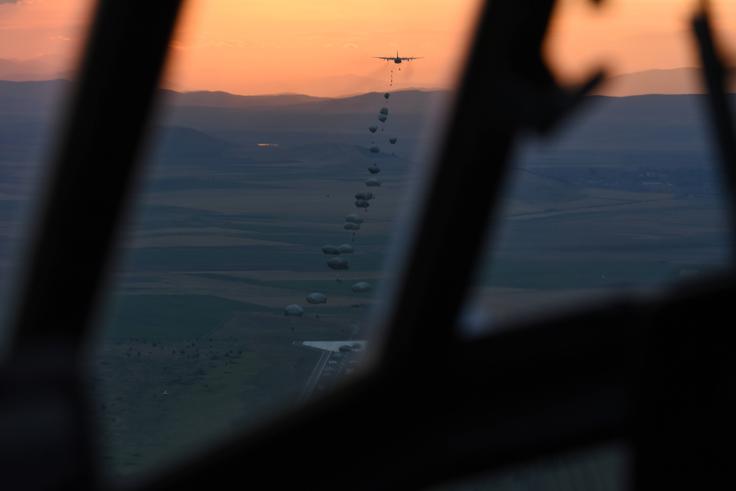 Vaja vojaških padalcev nad oporiščem bojnega letalstva ZDA Bezmer v Bolgariji. Združene države Amerike imajo v Bolgariji po dogovoru o krepitvi obrambnega sodelovanja iz leta 2006 sicer štiri manjše vojaške postojanke.  | Foto: Guliverimage