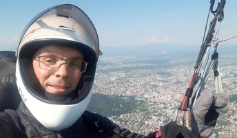 Župnik z jadralnim padalom pristal na Blejskem otoku #video