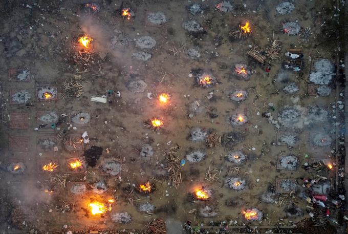 Ena izmed njegovih fotografij masovnih sežigov trupel, ki so umrla v epidemiji s covidom-19. | Foto: Reuters