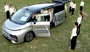 Nov svetovni rekord: kitajski enoprostorec sprejel 42 oseb #video