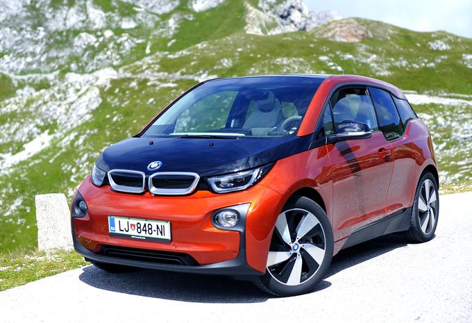 BMW je bil lani v Sloveniji z modelom i3 zelo uspešen. Prodali so jih več kot 50, od tega del sicer tudi z vgrajenim podaljševalnikom dosega (bencinski 647-kubični dvovaljni motor). BMW je lani predstavil tudi i3 z večjo baterijo, napovedali pa so tudi že električnega X3. | Foto: 