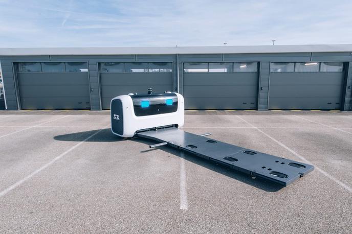 Stanley Robotics | To je parkirni robot francoskega zagonskega podjetja Stanley Robotics, ki lahko na letališču poskrbi za samodejno parkiranje avtomobilov. | Foto Stanley Robotics