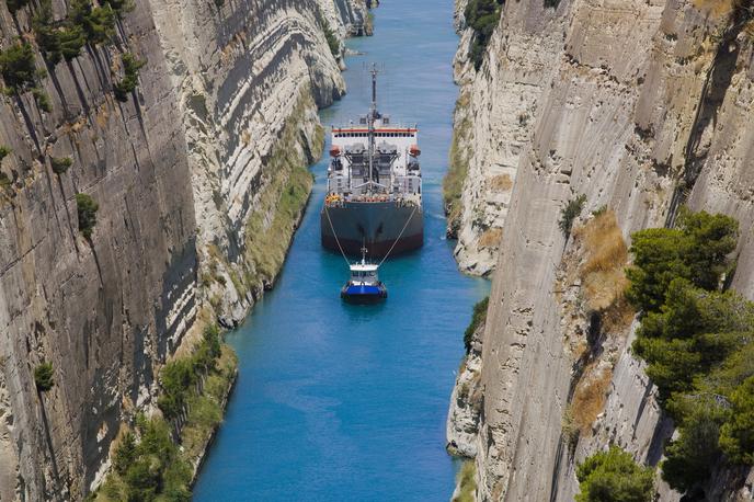 Korintski prekop | Korintski prekop je dolg 6,3 kilometra, stene pa se dvigajo do 85 metrov visoko. | Foto Getty Images