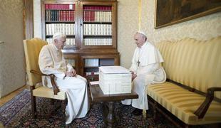 Benedikt XVI. naj bi Frančišku obljubil poslušnost