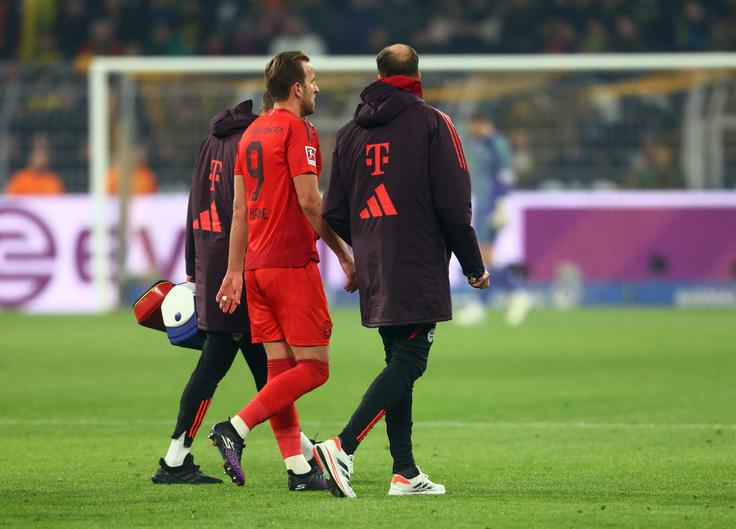 Harry Kane je moral zelenico v Dortmundu zapustiti še pred koncem prvega polčasa. | Foto: Reuters