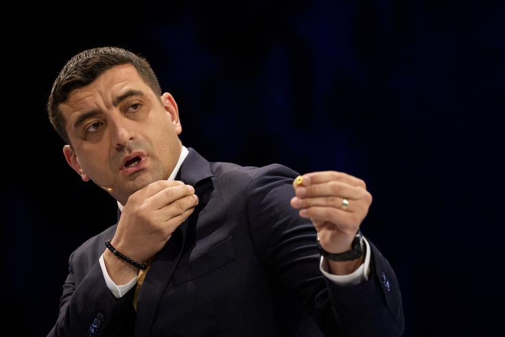 Osemintridesetletni romunski nacionalist George Simion (uradno ime George-Nicolae Simion) je leta 2019 ustanovil stranko Zveza za romunsko unijo (AUR), ki je dejavna v Romuniji in Moldaviji. Od lanskih parlamentarnih volitev naprej je AUR v Romuniji druga najmočnejša stranka. Podobno kot Georgescu je tudi Simion zelo priljubljen na družbenem omrežju TikTok. Simionu, ki je v prvem krogu dobil skoraj 41 odstotkov glasov, ankete v drugem krogu napovedujejo tesen boj z Nicusorjem Danom. Nekatere ankete napovedujejo zmago Danu, druge Simionu. | Foto: Guliverimage