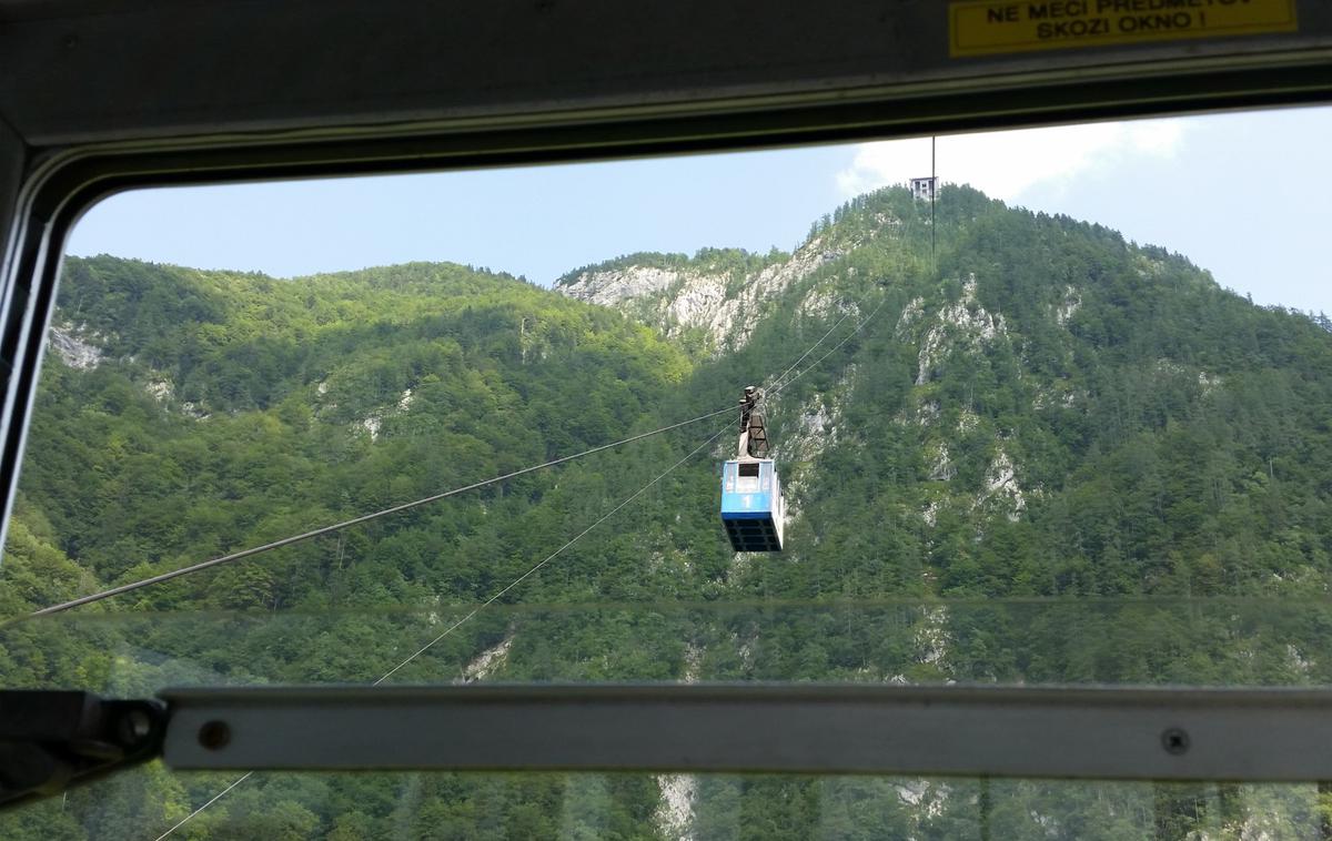 Nihalka, Velika planina | Vrv nihalke ni bila poškodovana tako hudo, da bi se lahko pretrgala, zato je bila nihalka še vedno varna za uporabo. Če pa bi do najhujšega vseeno prišlo, so ob glavni vrvi nameščene tudi varnostne vrvi, ki naj bi preprečile, da bi kabina nihalke zgrmela v dolino. | Foto STA