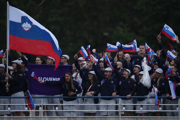 Slovenski zastavonoši na sklepni slovesnosti Janja Garnbret in Toni Vodišek