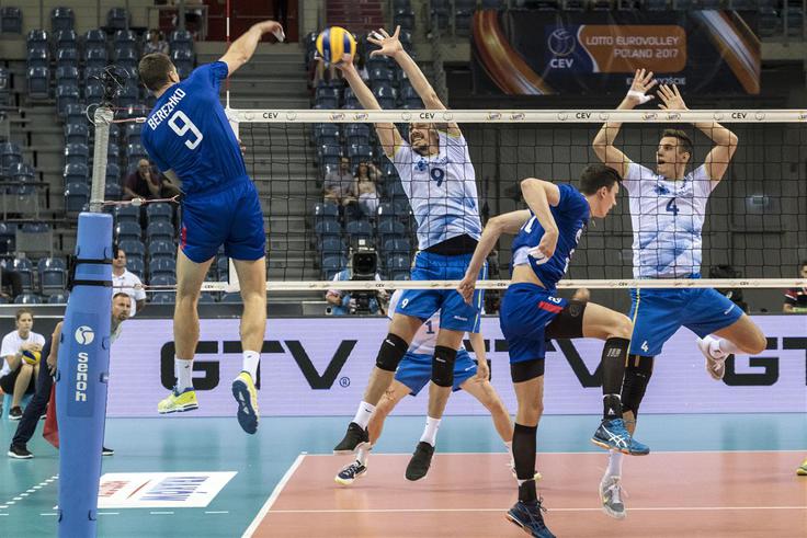 Slovence v ponedeljek čaka tekma z Bolgarijo, ki bo odločala o drugem mestu v skupini. | Foto: CEV