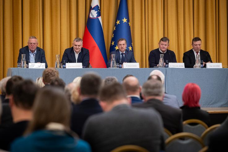 Na srečanju z župani in predstavniki gospodarstva v Celju je minister Jevšek predstavil podatke o sofinanciranju projektov iz kohezijskih in Interreg sredstev ter o vlaganjih sredstev iz Solidarnostnega sklada Evropske unije v okviru popoplavne obnove. Spomnil je tudi na projekte, izvedene v okviru Dogovorov za razvoj regij. Poudaril je pomen usklajenega sodelovanja med državo, lokalnimi skupnostmi in gospodarstvom za uravnotežen regionalni razvoj.  | Foto: STA