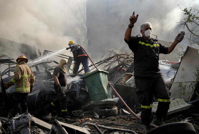 Televizijski posnetki so kazali, kako reševalci z golimi rokami brskajo po razbitinah hiše. | Foto: Reuters