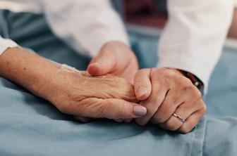 Rak v 4. stadiju: ali bolniku pripadata invalidska pokojnina in dolgotrajna oskrba?