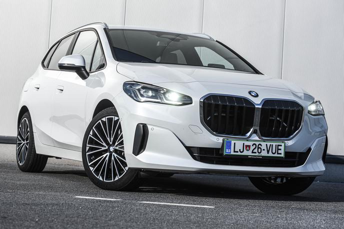 BMW serija 2 active tourer | Active tourer je zaradi svoje enoprostorske podobe še vedno najbolj poseben BMW, a z večjo masko hladilnika in skritimi kljukami je dovolj všečen ter poseben, da izstopa v pozitivnem smislu. | Foto Gašper Pirman