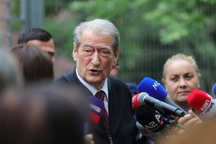 Opozicijskemu zavezništvu, ki ga vodi glavna opozicijska Demokratska stranka Albanije nekdanjega premierja in predsednika države Salija Berishe, se obeta 52 poslanskih sedežev, kar je 12 manj, kot jih ima zdaj. | Foto: Guliverimage