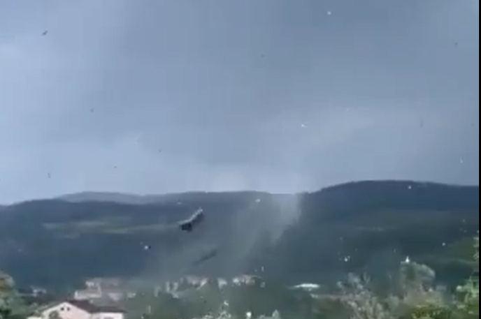 Tornado Ilirska Bistrica | Vremenoslovci so za lokalni portal 5 minut potrdili, da se je nad Gradcem res razvil tornado. | Foto Arso / Facebook