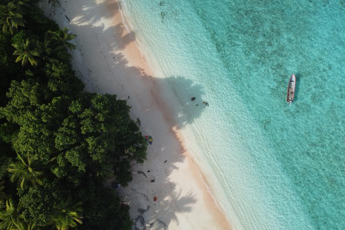 Tuvalu | Na otočju, ki obsega 26 kvadratnih kilometrov, je namreč povprečna nadmorska višina dva metra. Najvišji vrh meri komaj 4,6 metra. Tamkajšnje prebivalce zaradi podnebnih sprememb vse bolj ogrožajo tudi tropski cikloni in suše. | Foto Shutterstock