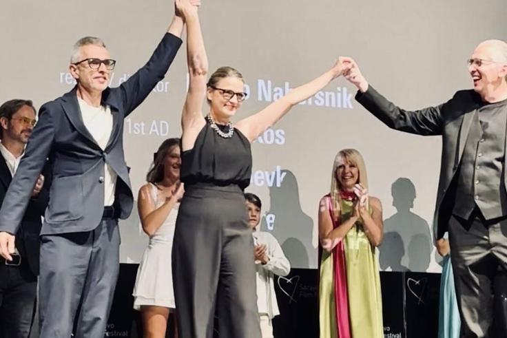 Producent Aleš Pavlin, avtorica romana Bronja Žakelj in režiser Marko Naberšnik na svetovni premieri v Sarajevu | Foto: arhiv ustvarjalcev Belo se pere na devetdeset