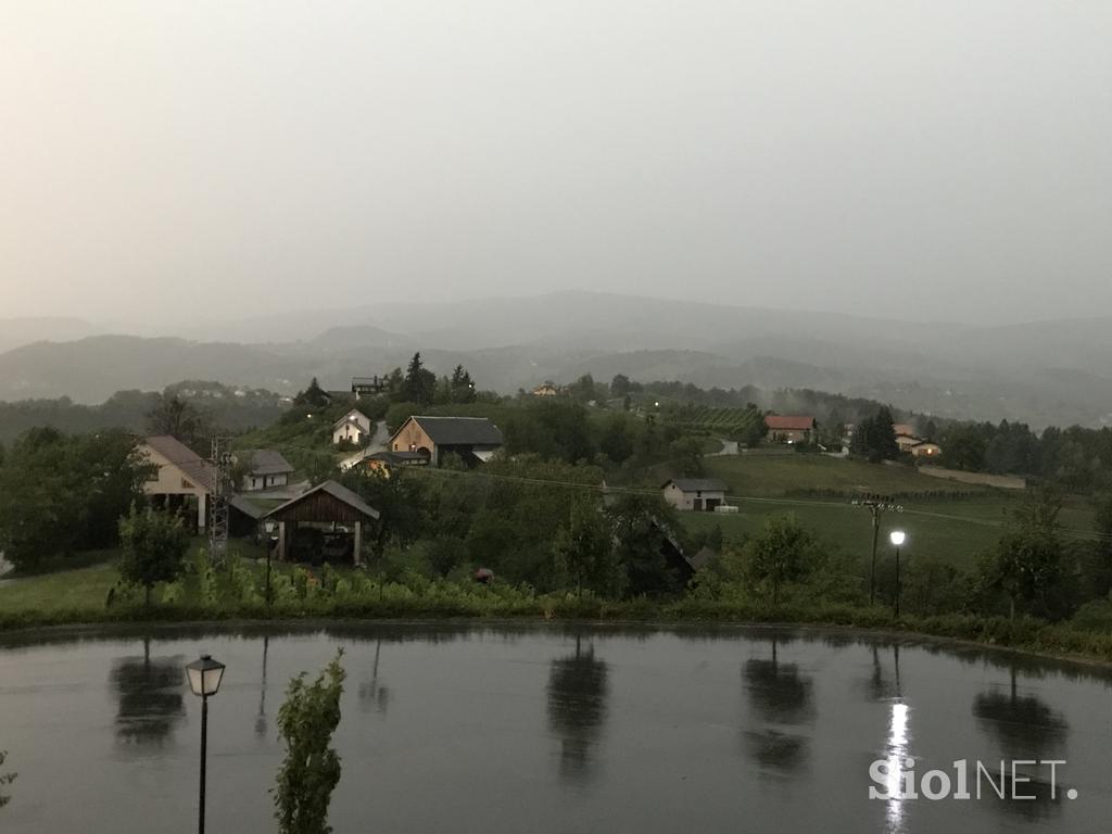 Pogled s Prihove proti Pohorju in v smeri sončnega zahoda po strašnem neurju. Foto: Zvone Podvinski