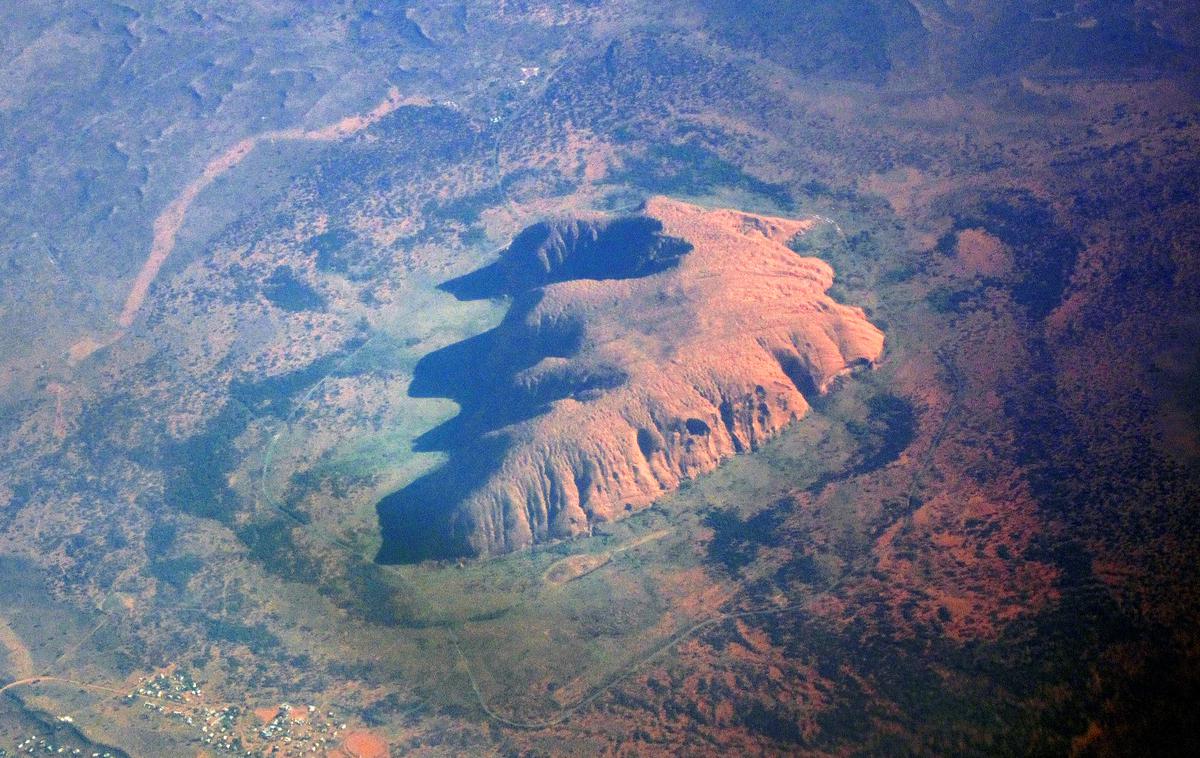 Uluru | Potniki si bodo med letom lahko ogledali vrsto naravnih znamenitosti Avstralije, med drugim sveto goro Uluru. | Foto Reuters