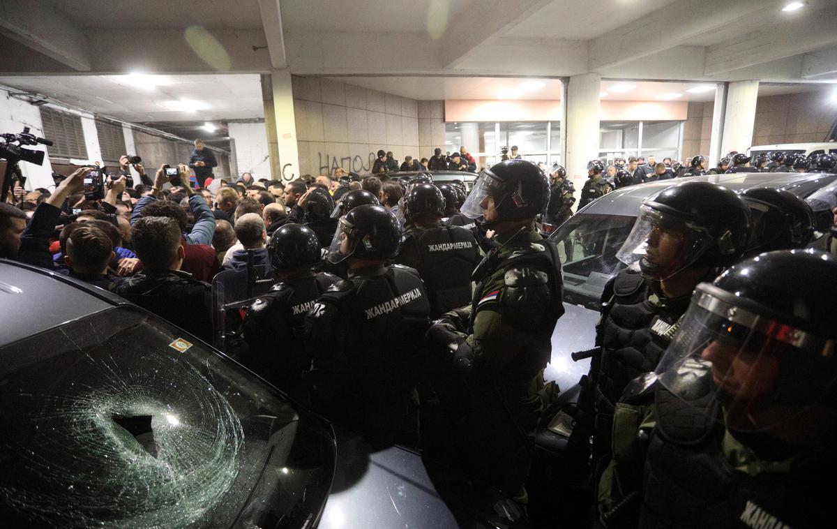 protesti Beograd Srbija | Obradović je poudaril, da vztrajajo pri zahtevi, da nekdo od organizatorjev protesta "Eden od petih milijonov" narod nagovori v televizijskem dnevniku. | Foto Reuters