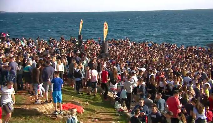 3.000 mladih so v Lanterni zabavali tudi Modrijani in kot je dejal organizator festivala, se je število rezervacij nočitev po objavi imena ansambla povečala. | Foto: Planet TV