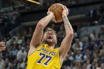 Bolezen ustavila Luko Dončića, James blestel, Lakersi z bolečim porazom v NBA