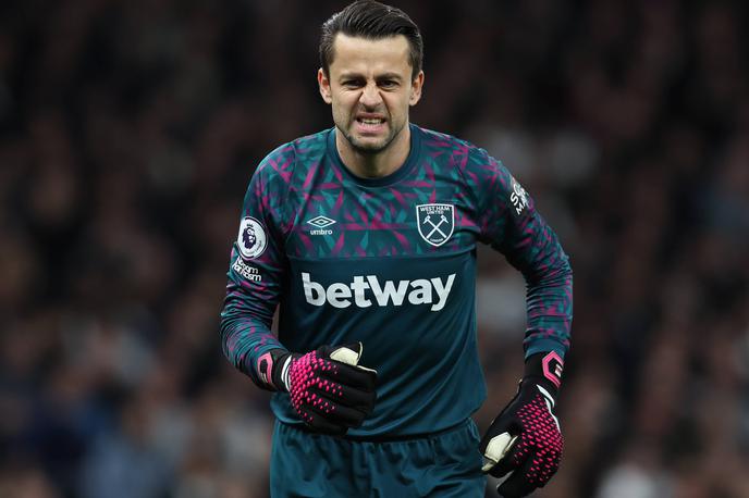 Lukasz Fabianski | Vratar Lukasz Fabianski bo zaradi poškodbe ličnice nekaj časa odsoten z igrišč. | Foto Guliverimage