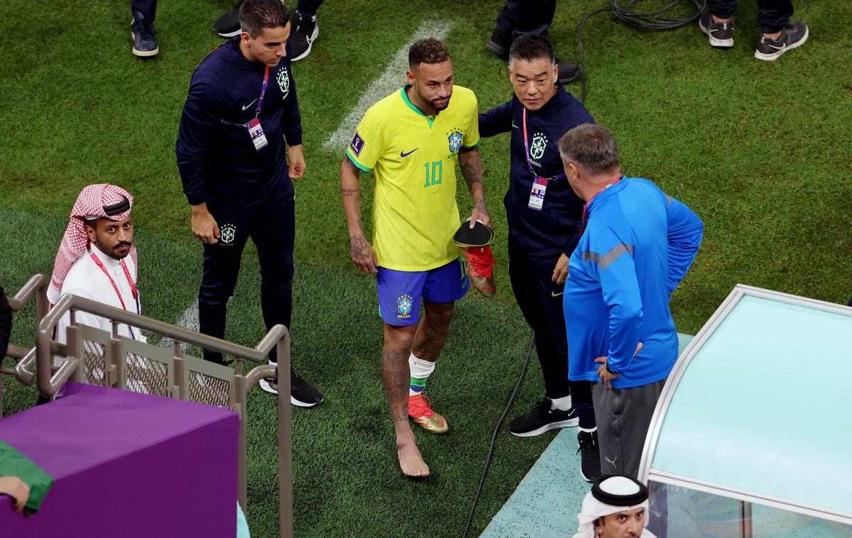 Neymar Brazilija Srbija | Neymar je zapustil igrišče v bolečinah. Proti Srbiji si je poškodoval desni gleženj. | Foto Reuters
