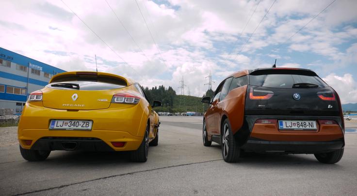 Megana je kar razganjalo od moči, pritiski na stopalko za plin pa so dvigali vrtljaje motorja, temperaturo njegovih vitalnih delov in glasnost izpušnega sistema. Njegov tekmec, električni BMW, je bil seveda povsem miren. Povsem neslišno je stal na mestu. | Foto: Dean Gostimirovič