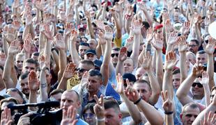 Na protestih v Belorusiji aretirali več sto ljudi