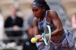 Gauff iskala loparje, nato pa gladko zmagala