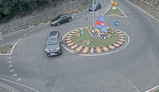 S krožišča na Valeti ukradli vse rože