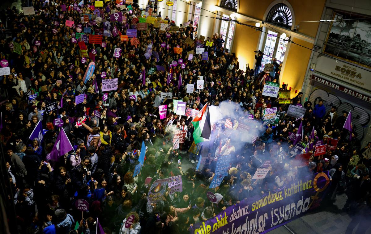 Istanbul | Turčija je edina država članica Sveta Evrope, ki je odstopila od Istanbulske konvencije, prelomne pogodbe o preprečevanju in boju proti nasilju nad ženskami. Ženske organizacije ugotavljajo, da je umik skupaj s pomanjkanjem politične volje oslabil zaščitne mehanizme in spodbudil ozračje nekaznovanosti.  | Foto Reuters