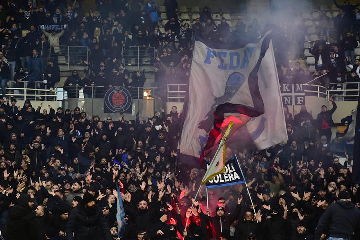 Navijači Napolija, ki so pred šestimi meseci proslavljali naslov državnega prvaka, so bili zelo nezadovoljni po visokem porazu v Torinu. | Foto: Reuters