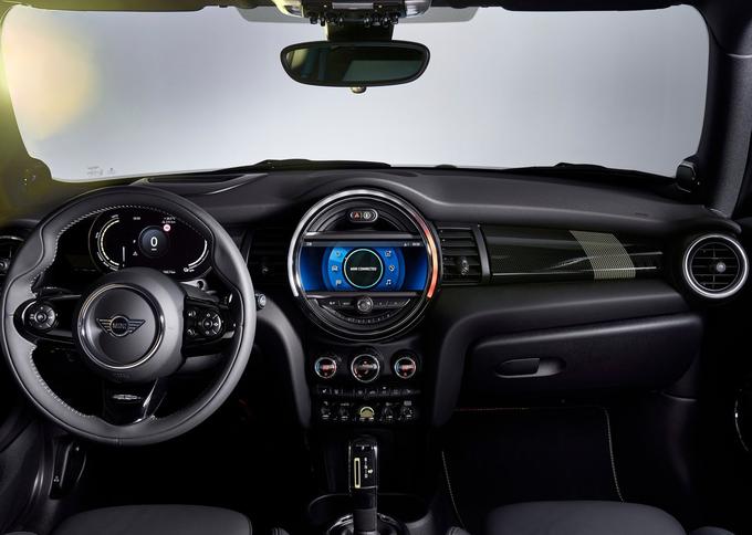 V notranjosti je novost manjši digitalni zaslon pred voznikovimi očmi. | Foto: MINI