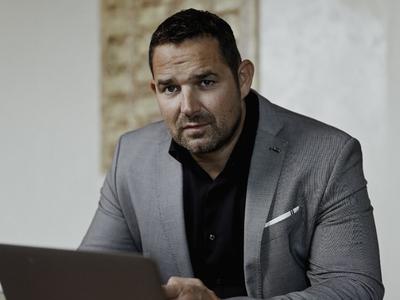 Predsednik notarske zbornice o prenosu podjetju Progros na Roka Snežiča