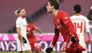 Müller reševal Bayern proti Kamplovim bikom, Leverkusen ne popušča