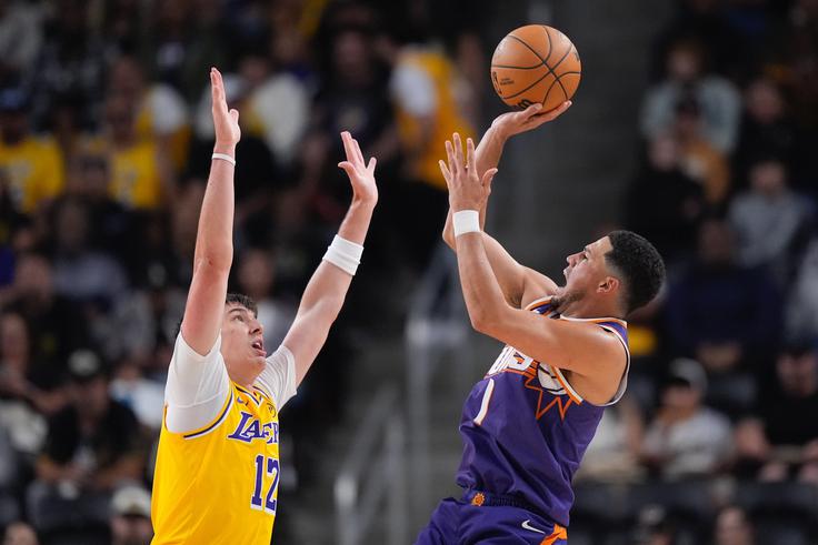 Največ točk je dosegel Devin Booker. Prvič je za Jezernike nastopil Jake LaRavia in v 19 minutah prispeval 7 točk in pet skokov. | Foto: Guliverimage