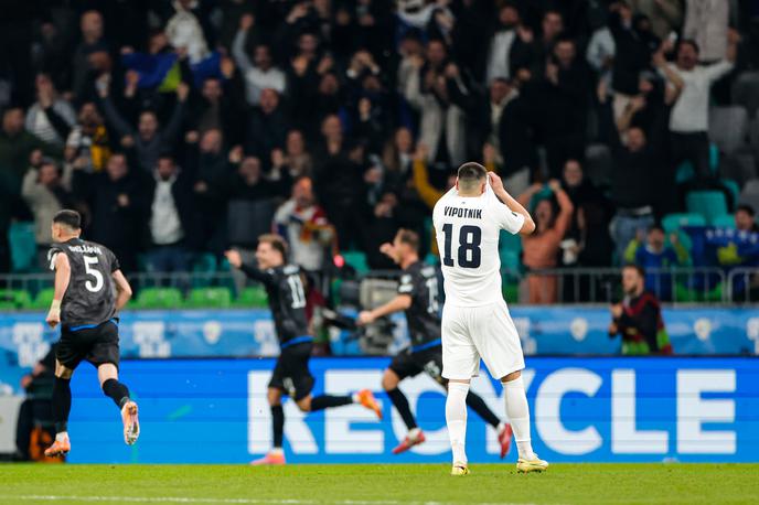 Slovenija - Kosovo, kvalifikacije za SP | Žan Vipotnik se je ob drugem golu Kosova lahko le prijel za glavo. | Foto Aleš Fevžer