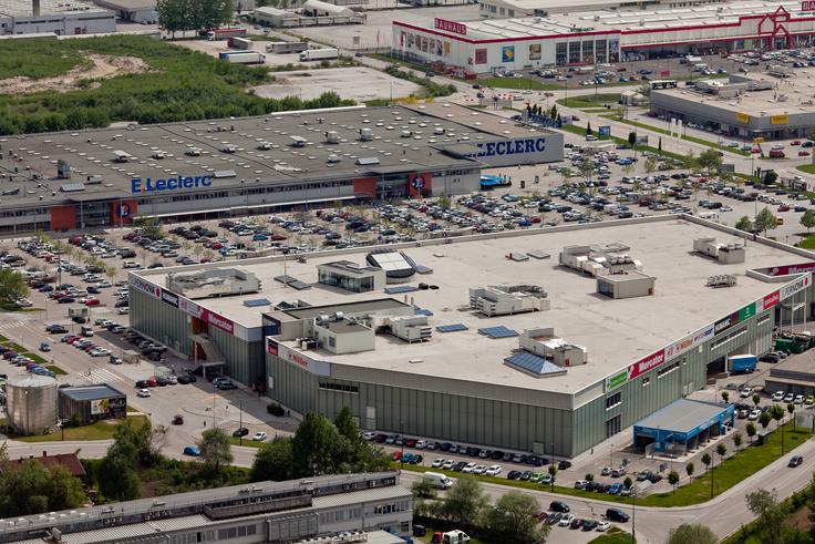 Na parkirišču med Supernovo in E.Leclercom ... | Foto: Matej Povše