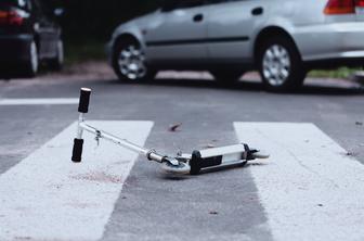 Nova prometna nesreča, v kateri je bil huje poškodovan otrok na skiroju